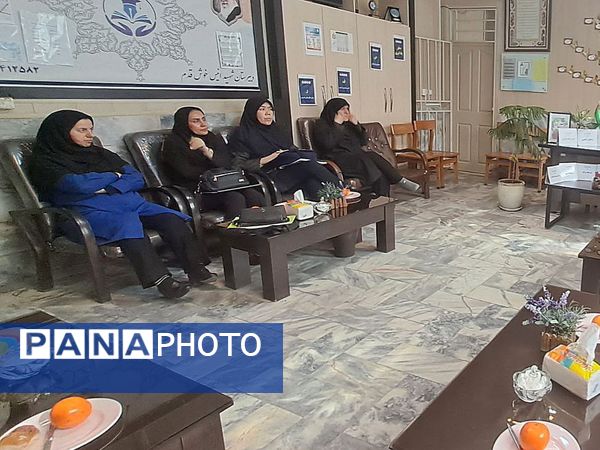 جلسه شورای دبیران مدرسه انیس خوش قدم ناحیه دو 