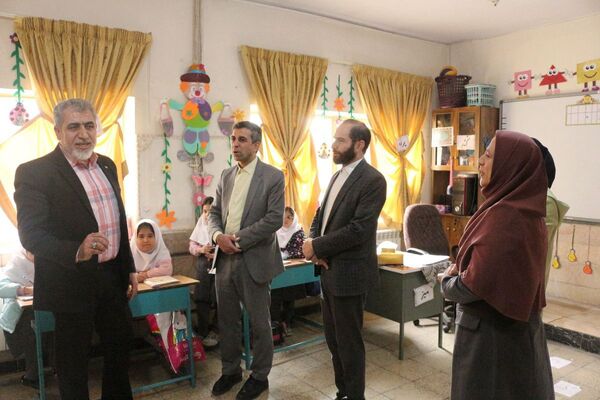 هم‌اندیشی مدیر و معلمان"دبستان گل‌های بهشت" فیروزکوه