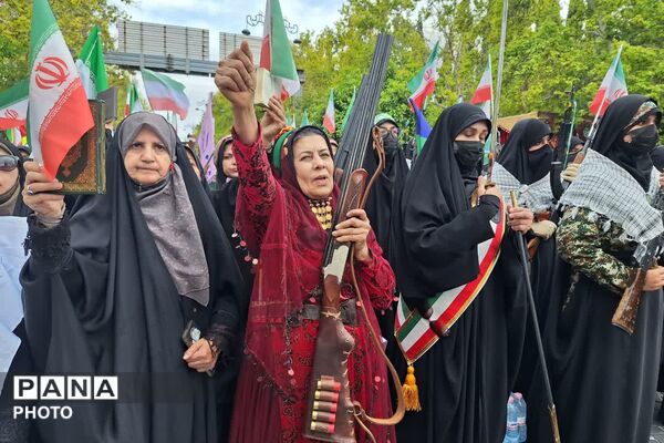 رزمایش بانوان و دختران بسیجی در شیراز