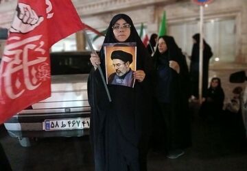 آخرین سپردنِ پیکرِ محبوب به آغوش خاک
