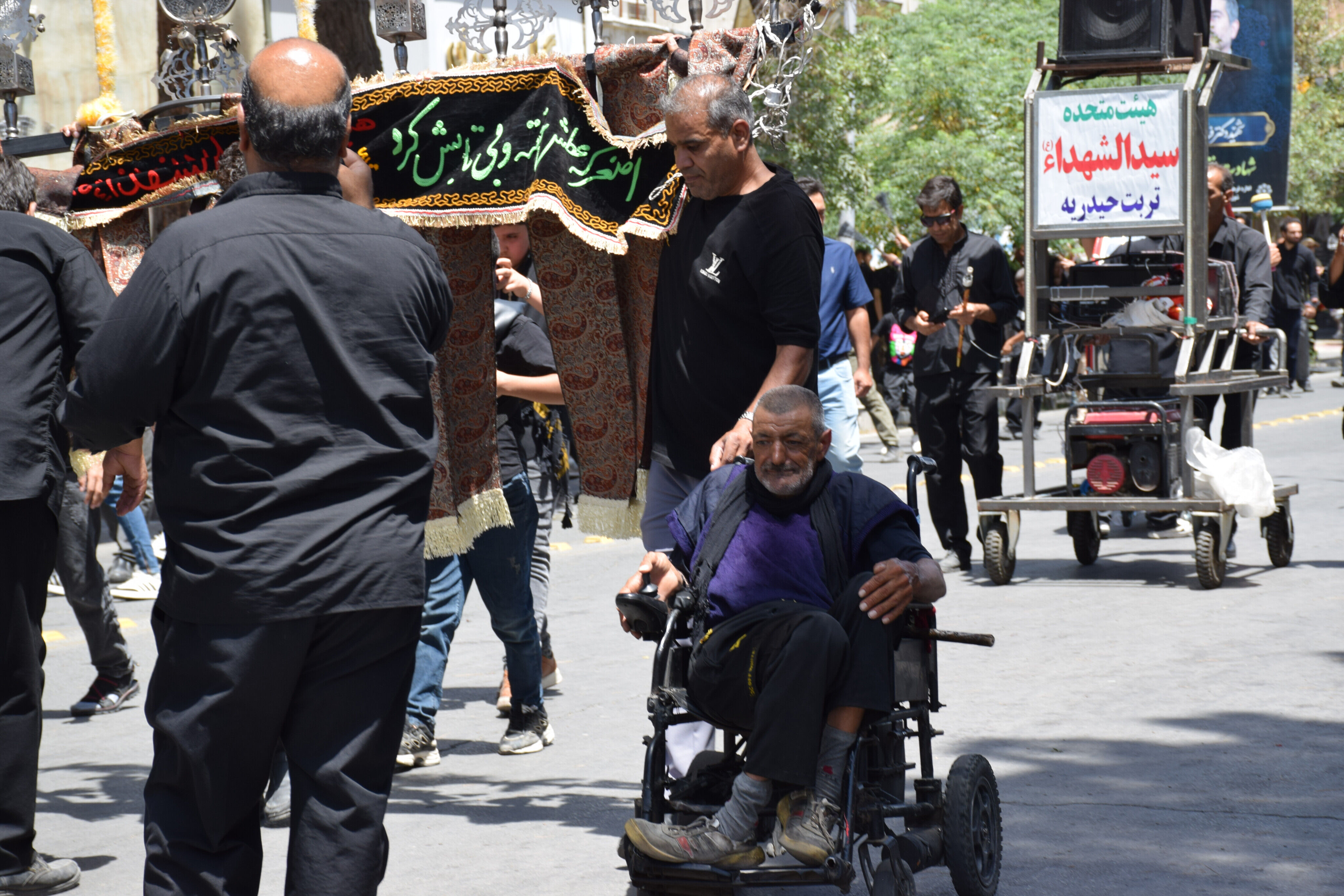 تربت‌حیدریه غرق در آیین علم‌کشی به یاد علمدار کربلا