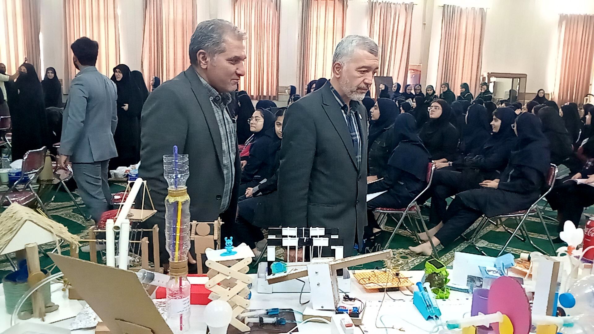 دختران شاهد قفلی خلاقیت خود را در نمایشگاه پژوهش به نمایش گذاشتند