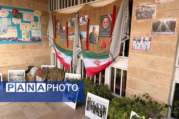 تقدیر از خانواده شهید خلبان علی بلورخانی در دبیرستان استعدادهای درخشان فرزانگان شهریار 