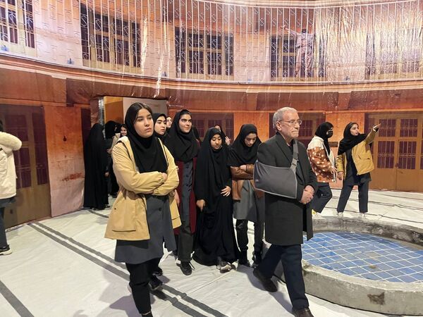 بازدید دانش‌آموزان دبیرستان فاطمه الزهرا از موزه عبرت