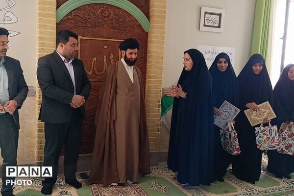 اقامه نماز جماعت و تجلیل از دانش آموزان برتر کنگره قرآنی سمپاد در دبیرستان فرزانگان قرچک