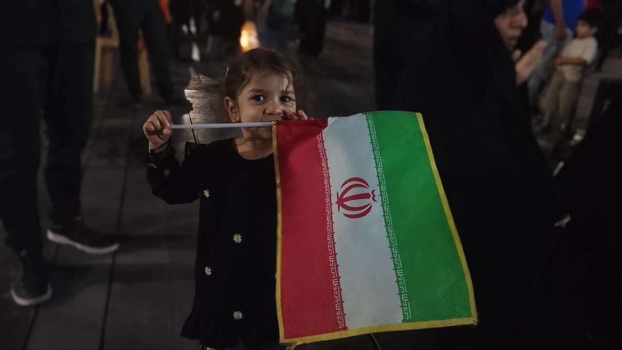 حضور مردم مبعوث شده نصف جهان در میدان علیخانی اصفهان 