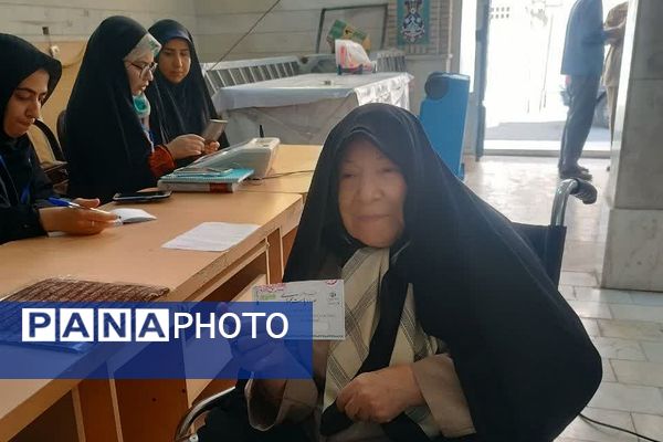 حضور مسئولان کشوری و استانی در کنار آحاد مردم شهیدپرور ناحیه 2 شهرری پای صندوق‌های رای 