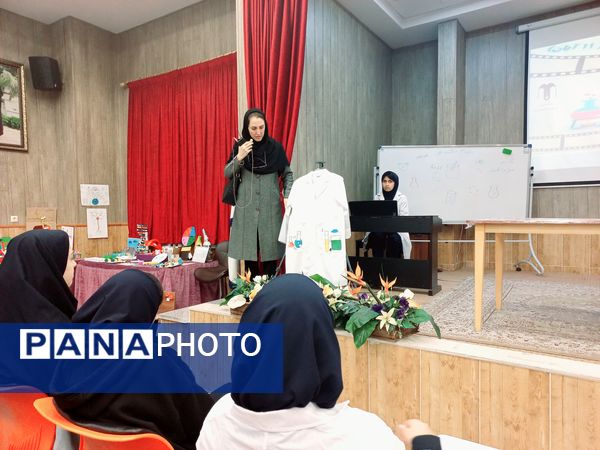 نمایشگاه دست‌سازه در دبیرستان مصلی نزاد حضرت زهرا(س) ناحیه سه