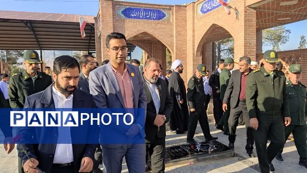 آغاز هفته بسیج دانش‌آموزی با غبارروبی مزار شهدای جوادالائمه توسط مسئولان و دانش‌آموزان بسیجی
