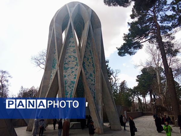 معاونان پرورشی شهرستان نیشابور از مقبره خیام بازدید کردند 