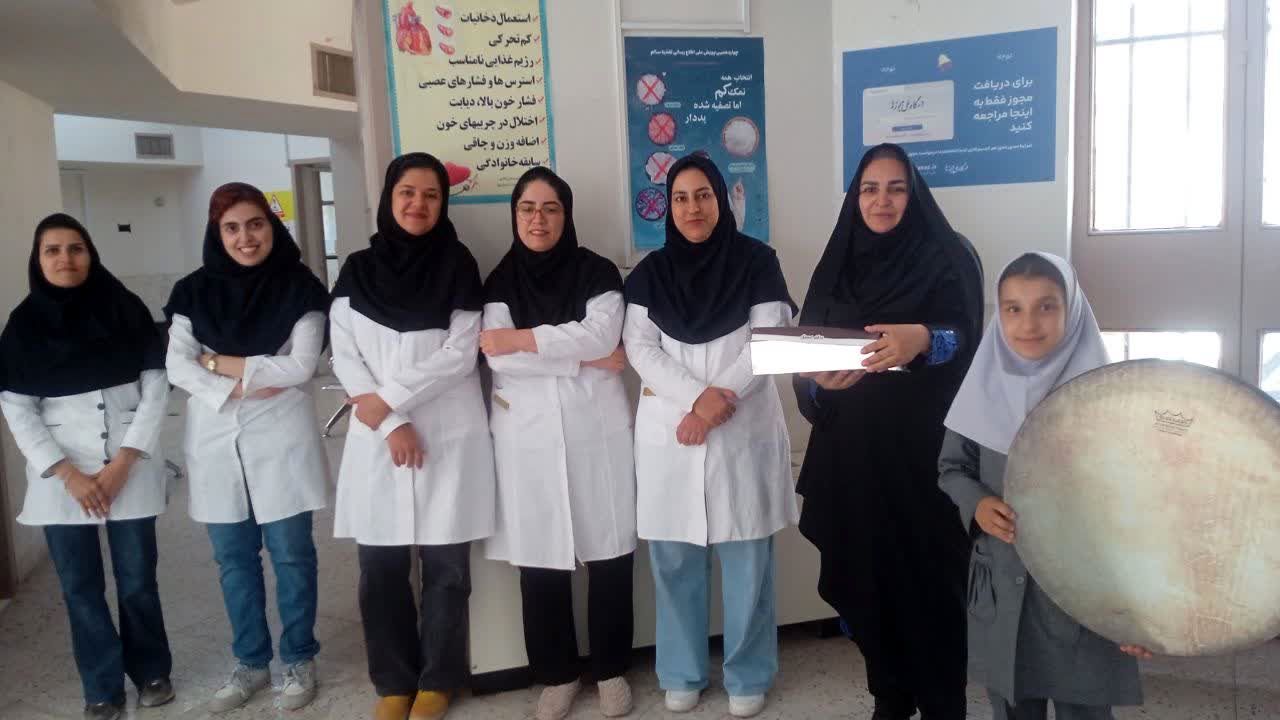 تبریک روز پرستار به کارکنان درمانگاه و خانه بهداشت روستای فدافن 