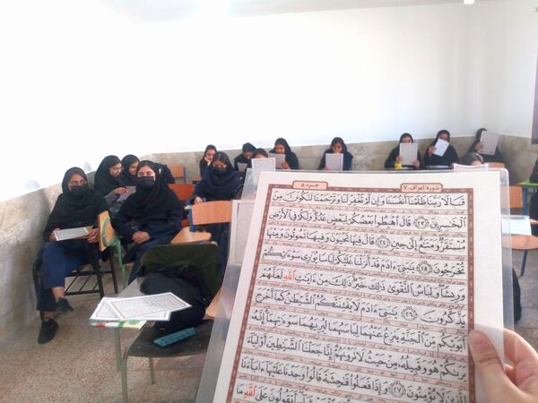 کلاس آمادگی و دفاعی با رنگ و بوی شهدا در دبیرستان فاطمیه