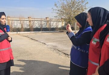  مانور زلزله با تمرین آمادگی در برابر بحران در هنرستان حضرت زینب(س) ناحیه ۴ کرج