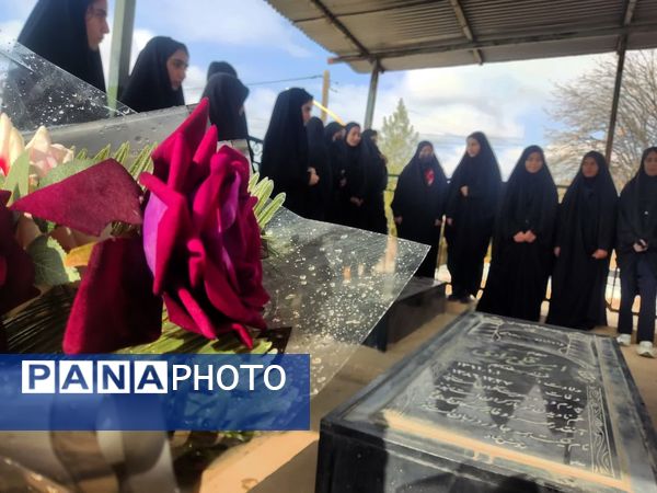 غبار‌روبی مزار شهدا در آستان مقدس امام زاده جعفر (ع) منطقه میانکوه 