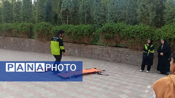 آموزش میدانی چادر زنی و حمل مصدوم برای شهروندان در پارک صادقیه مشهد  