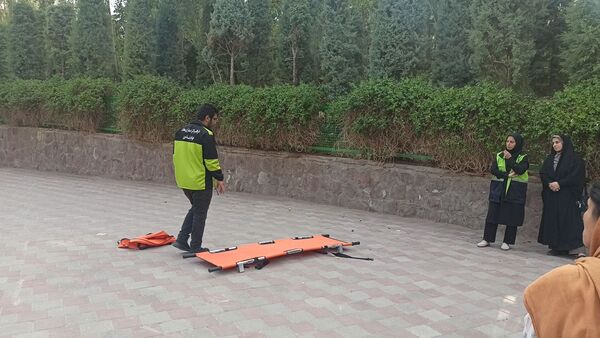 آموزش میدانی چادر زنی و حمل مصدوم برای شهروندان در پارک صادقیه مشهد  