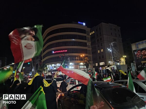 حضور گسترده مردم در سالگرد چهلمین روز درگذشت رهبر شهید در خیابان‌های شهر بندرعباس