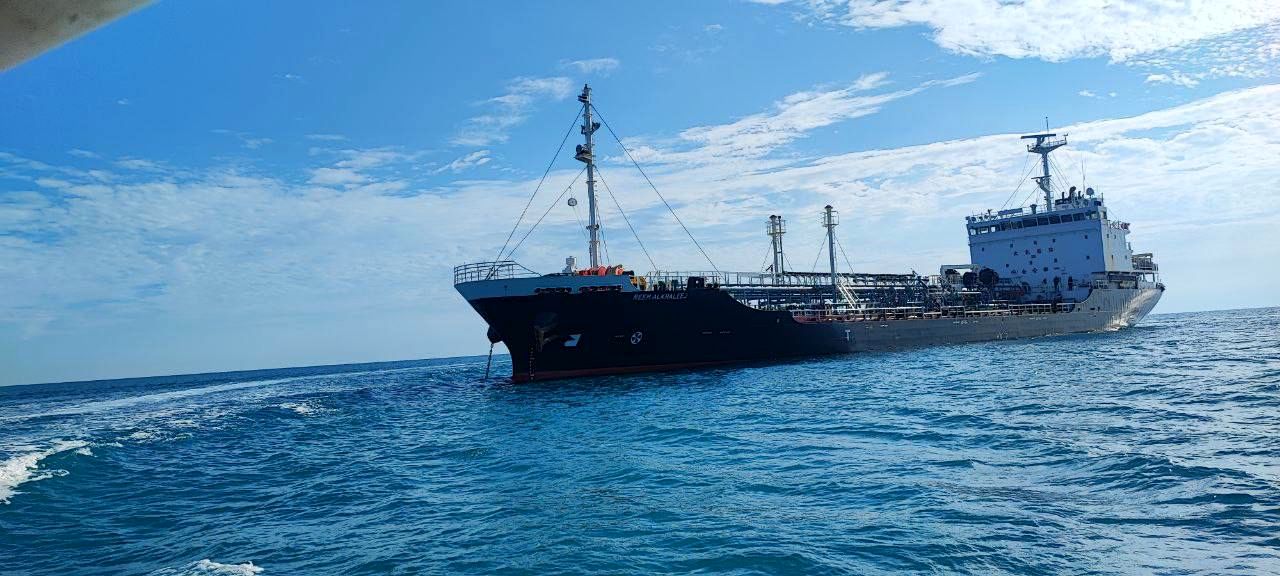 توقیف نفتکش خارجی حامل ۴ میلیون لیتر سوخت قاچاق در آب‌های خلیج فارس/ ۱۶ خدمه غیر ایرانی بازداشت شدند