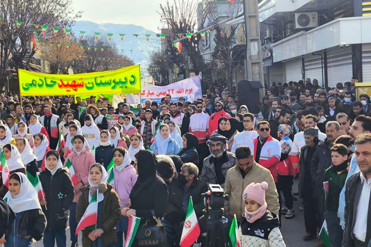 راهپیمایی یوم‌الله ۲۲بهمن با حضور گسترده مردم و نهادها در بانه