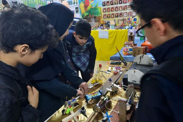 برپایی نمایشگاه دستاوردهای خلاقانه و نقاشی همگانی در دبستان شهید چمران ناحیه دو شهرری 