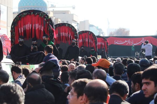 بدرقه پیکر مطهر ۱۳ شهید گمنام در اجتماع عظیم فاطمیون مشهد