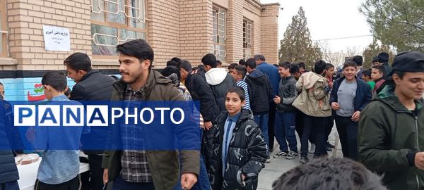 برگزاری بازار چه دانش‌آموزی دبیرستان پسرانه متوسطه اول آزادگان شهرستان کاشمر 