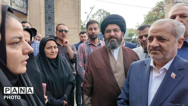 ادای احترام وزیر آموزش‌وپرورش به شهدای انقلاب اسلامی و دفاع مقدس در زنجان