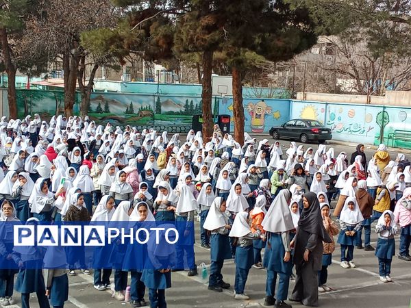 استقبال مدرسه حجاب از ۲۲بهمن 