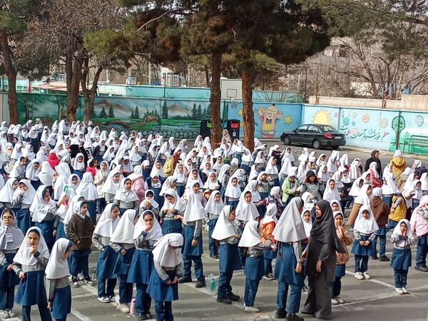 استقبال مدرسه حجاب از ۲۲بهمن 