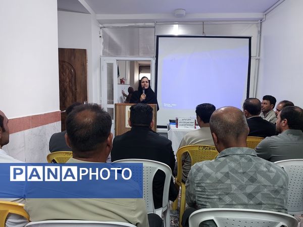 جلسه انجمن اولیا و مربیان در دبیرستان نمونه دولتی مهرورزان خواف