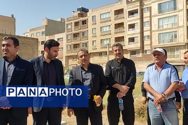 آیین کلنگ زنی مدرسه دوازده کلاسه در شهرک سبحان