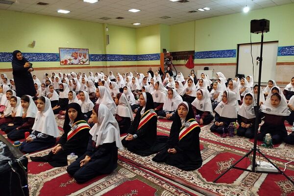 افتتاح کتاب «از ایرانمان دفاع کنیم» در دبستان ۲۲ بهمن با حضور مادر شهید عرشیان افشارمند