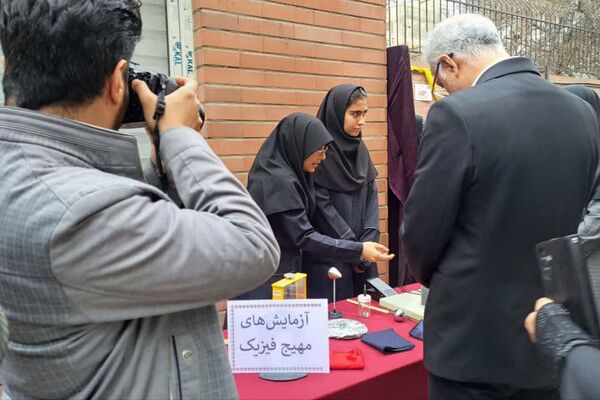 مراسم هفته پژوهش در دبیرستان بانو عفت آهنگری شهرری
