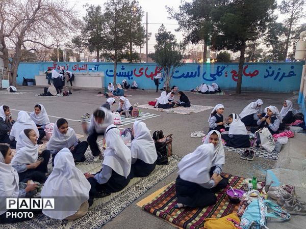 افطاری در دبستان سمیه