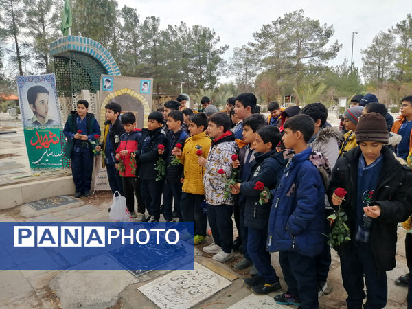 غبارروبی مزار دانش‌آموز شهید «حیدر رضایی» در قم