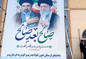 گریه‌یِ کوهستان در حسینیه‌ی ثارالله؛ وداعِ لرزانِ لرستان با رهبرِ شهید