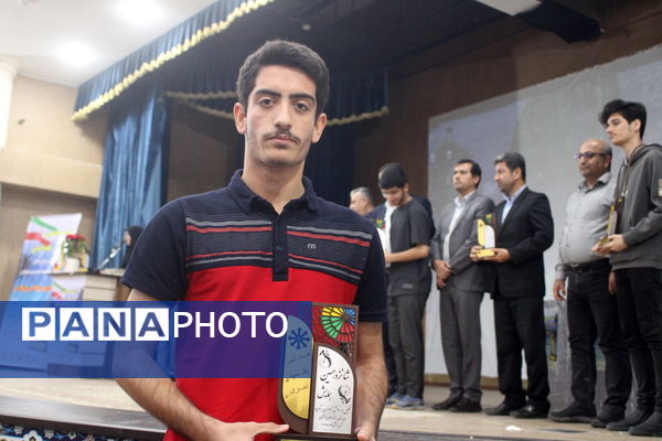 تجلیل از برگزیدگان دبیرستان شهید بهشتی شهرستان بوشهر (2)