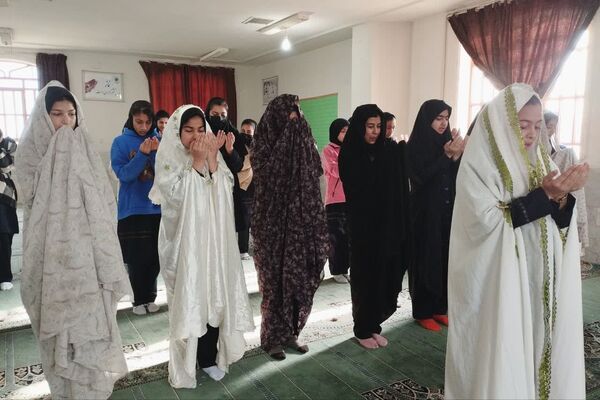  نماز جماعت آموزشگاه آیت الله طالقانی در ماه مبارک رمضان 