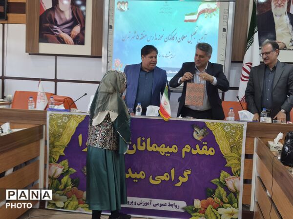 معلمان نمونه در قاب افتخار آموزش و پرورش منطقه ۵