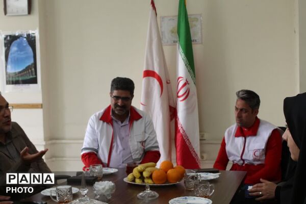 دیدار مدیر آموزش و پرورش ناحیه یک با رئیس جمعیت هلال‌احمر در هفته هلال‌احمر