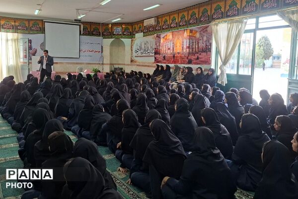 همایش برنامه ریزی درسی و مشاوره تحصیلی در دبیرستان بنت‌الهدی بهارستان دو