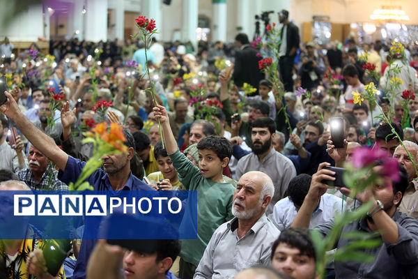 گل آرایی ضریح مطهر حضرت معصومه(س) به مناسبت روز دختر