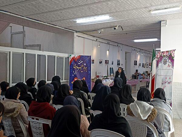 بازدید از نمایشگاه دست سازه هنرستان فنی و حرفه ای دخترانه فلسطین 