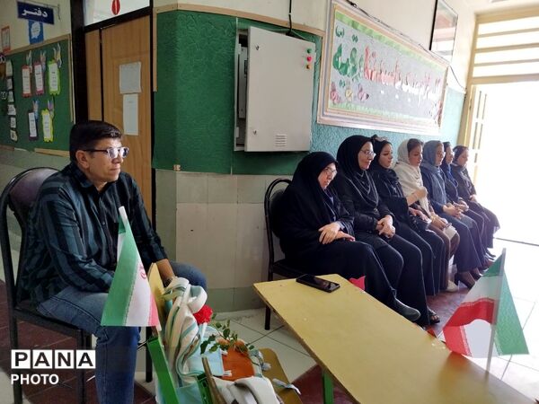 تجلیل از معلمان و اعضای انجمن اولیا و مربیان در مدرسه حضرت رقیه(س)