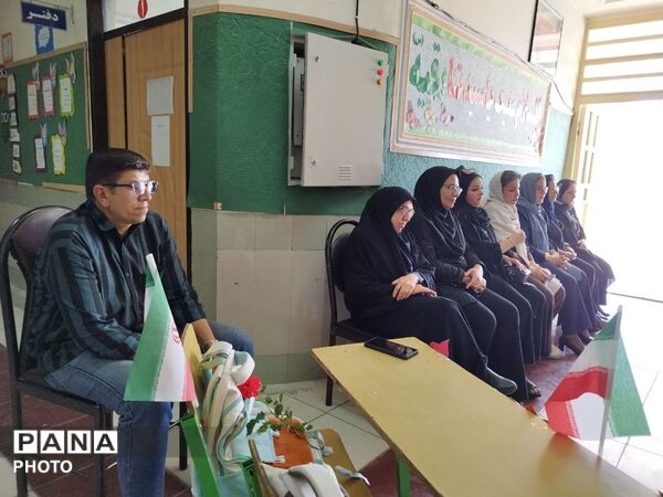 تجلیل از معلمان و اعضای انجمن اولیا و مربیان در مدرسه حضرت رقیه(س)