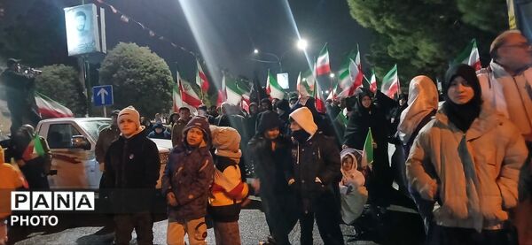 تشییع پیکر شهدای جنگ رمضان بر دستان مردم ساوجبلاغ 
