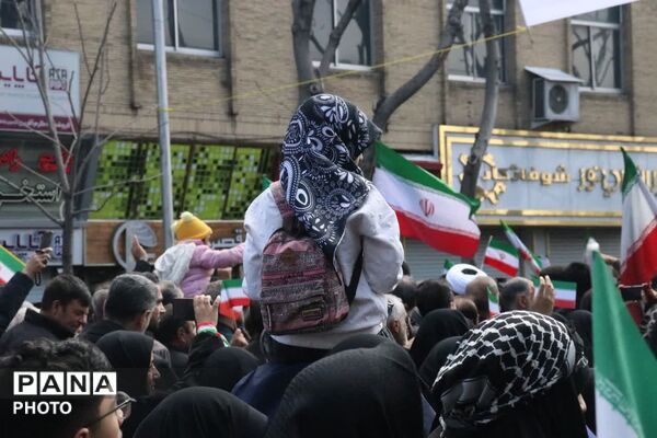  حلما با عروسک‌ها سوگ خانواده شهیدش را در آغوش کشید