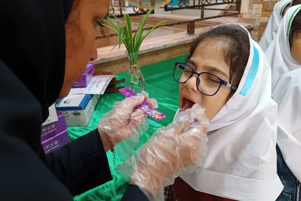 اجرای طرح وارنیش فلوراید برای دانش‌آموزان آموزشگاه باهنر۱ ملارد