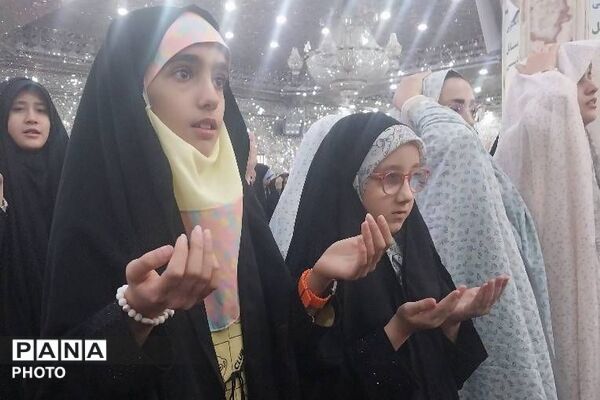 حضور دانش‌آموزان ناحیه دو شهرری به مناسبت آغاز هفته سلامت در نماز جمعه