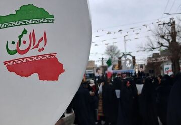 شور و حال وصف نشدنی دانش آموزان در جشن راهپیمایی ۲۲ بهمن الیگودرز 